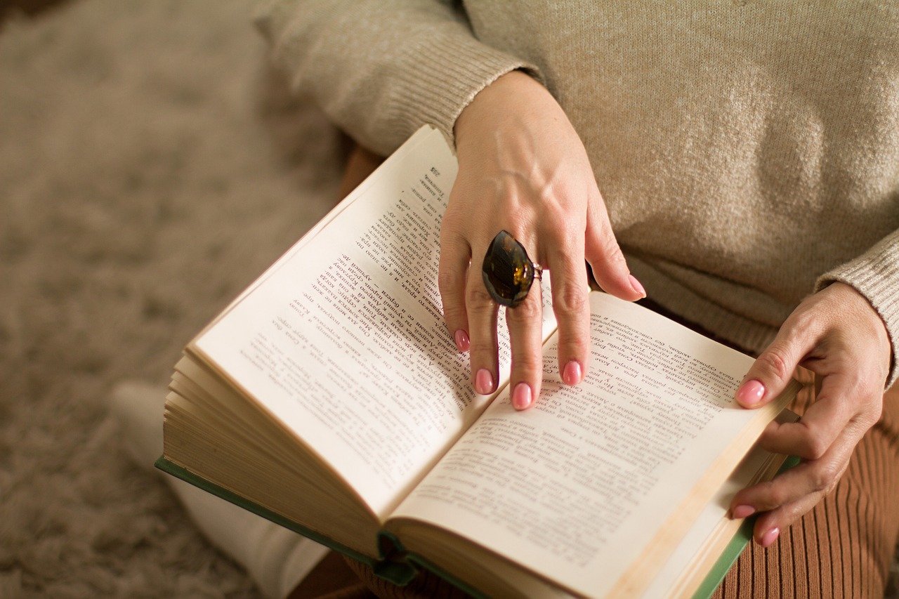 woman, book, christmas tree, library, gifts, christmas gifts, hand, pendant, christmas, christmas time, holiday time, winter, book, book, book, book, book, library, library, library, library, library, christmas